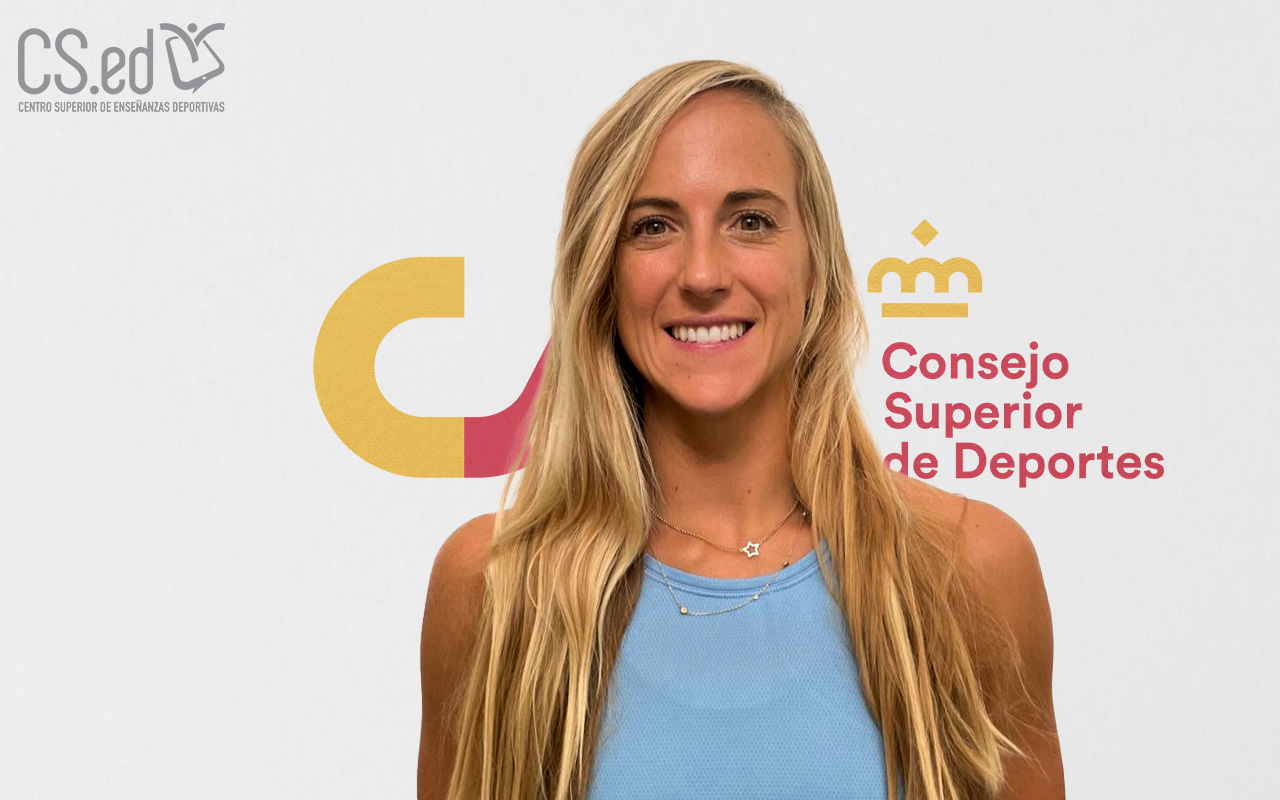 La imagen muestra a una mujer joven con el pelo rubio y una camiseta azul. Ella está sonriendo y mirando a la cámara. El fondo es blanco y tiene un logotipo que dice "Consejo Superior de Deportes".