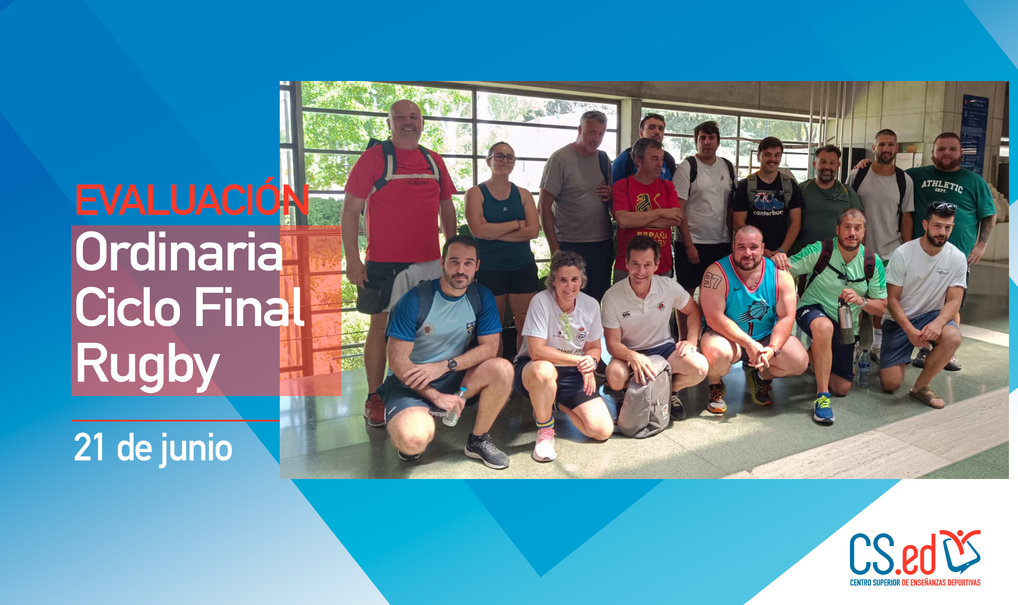 Un grupo de 16 personas, en su mayoría hombres, posan en interiores en ropa deportiva con mochilas y bolsas de deporte. El texto superpuesto en español dice: "EVALUACIÓN Ordinaria Ciclo Final Rugby 21 de junio". El logotipo de CS.ed (Centro Superior de Enseñanzas Deportivas) aparece en la parte inferior derecha.