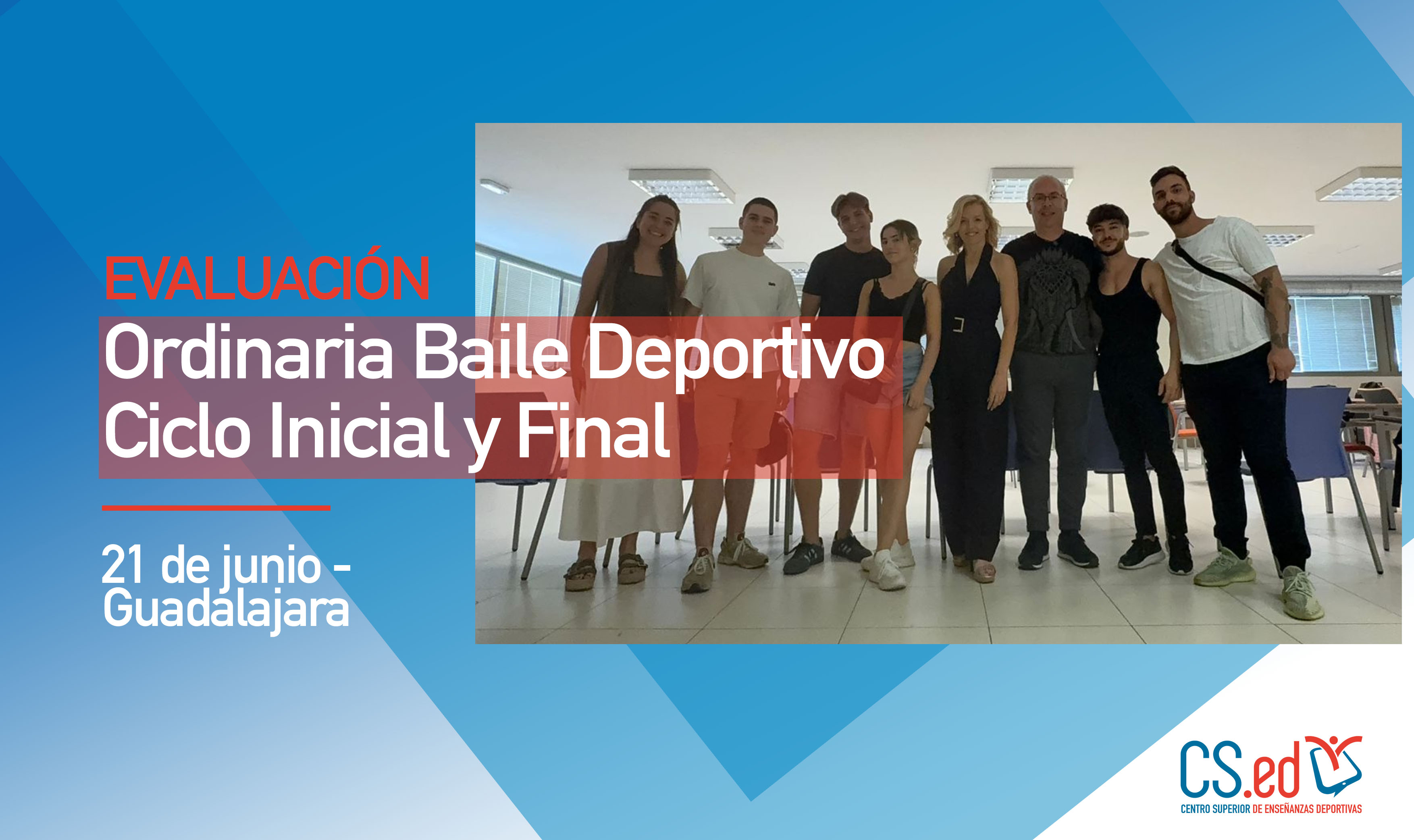 Un grupo de ocho personas sonríe en un aula bien iluminada. Texto superpuesto: EVALUACIÓN Ordinaria Baile Deportivo Ciclo Inicial y Final, 21 de junio - Guadalajara. El logotipo de CS.ed aparece en la esquina inferior derecha sobre un fondo geométrico azul