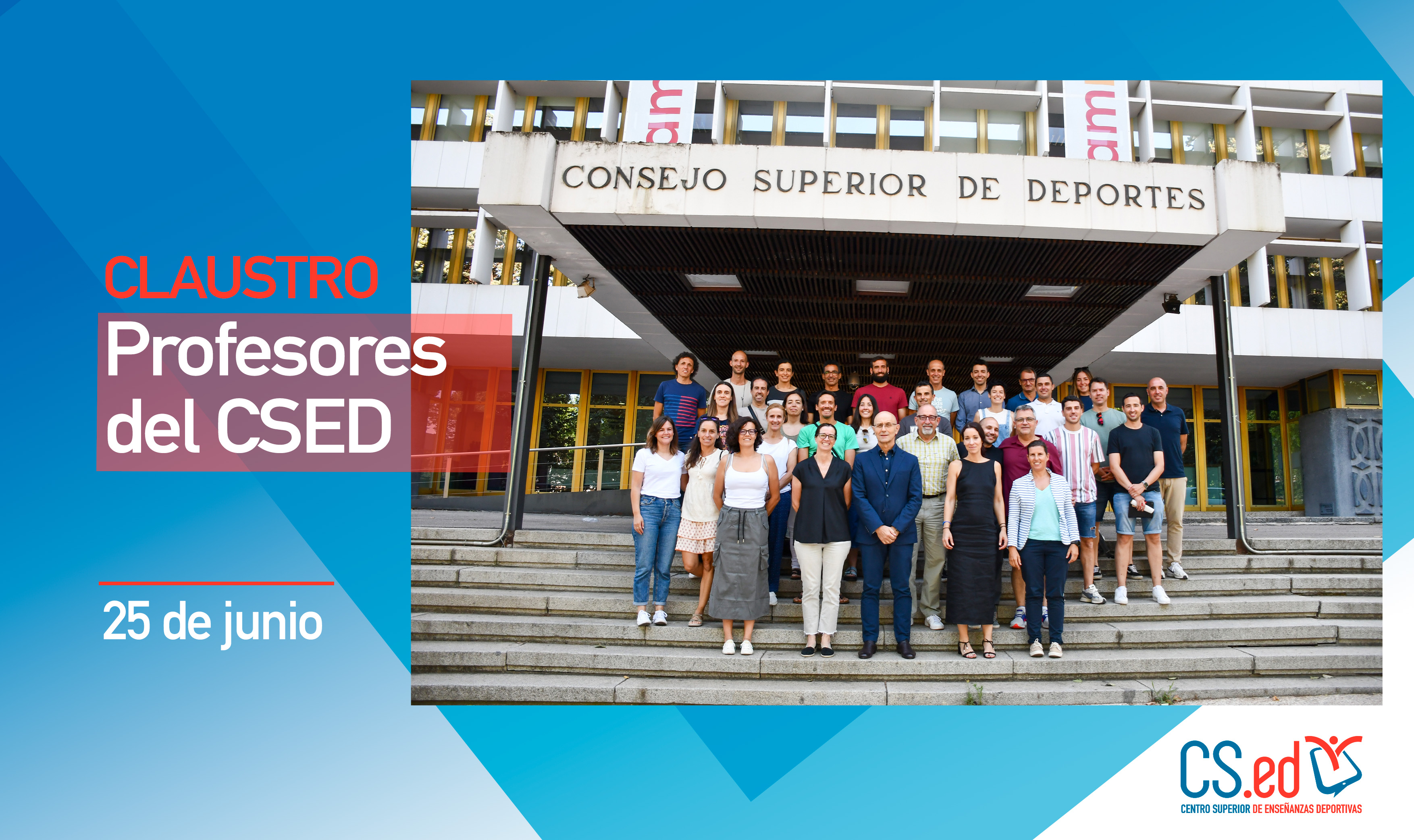 Un grupo de unas 30 personas en la escalinata del edificio del Consejo Superior de Deportes. El texto dice "CLAUSTRO Profesores del CSED" y "25 de junio". El logotipo del CSED aparece en la parte inferior derecha, con un diseño geométrico azul como fondo.