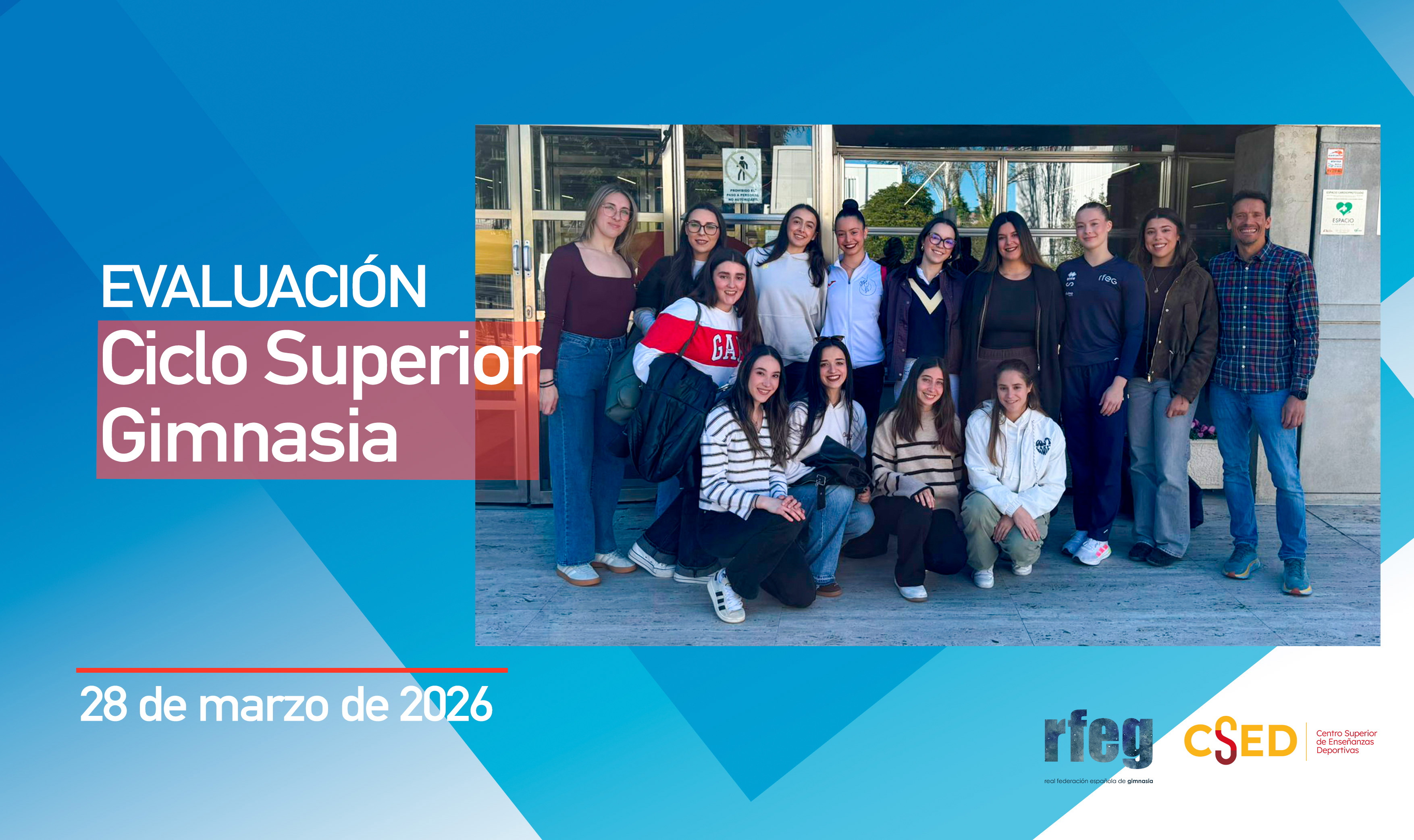 Imagen informativa de la evaluación del Ciclo Final de Gimnasia (28 de febrero). A la derecha, una fotografía de un grupo numeroso de mujeres posando en el interior de un edificio. A la izquierda, el texto del evento sobre fondo azul. En la parte inferior derecha aparecen los logotipos de la RFEG (Real Federación Española de Gimnasia) y el CS.ed.
