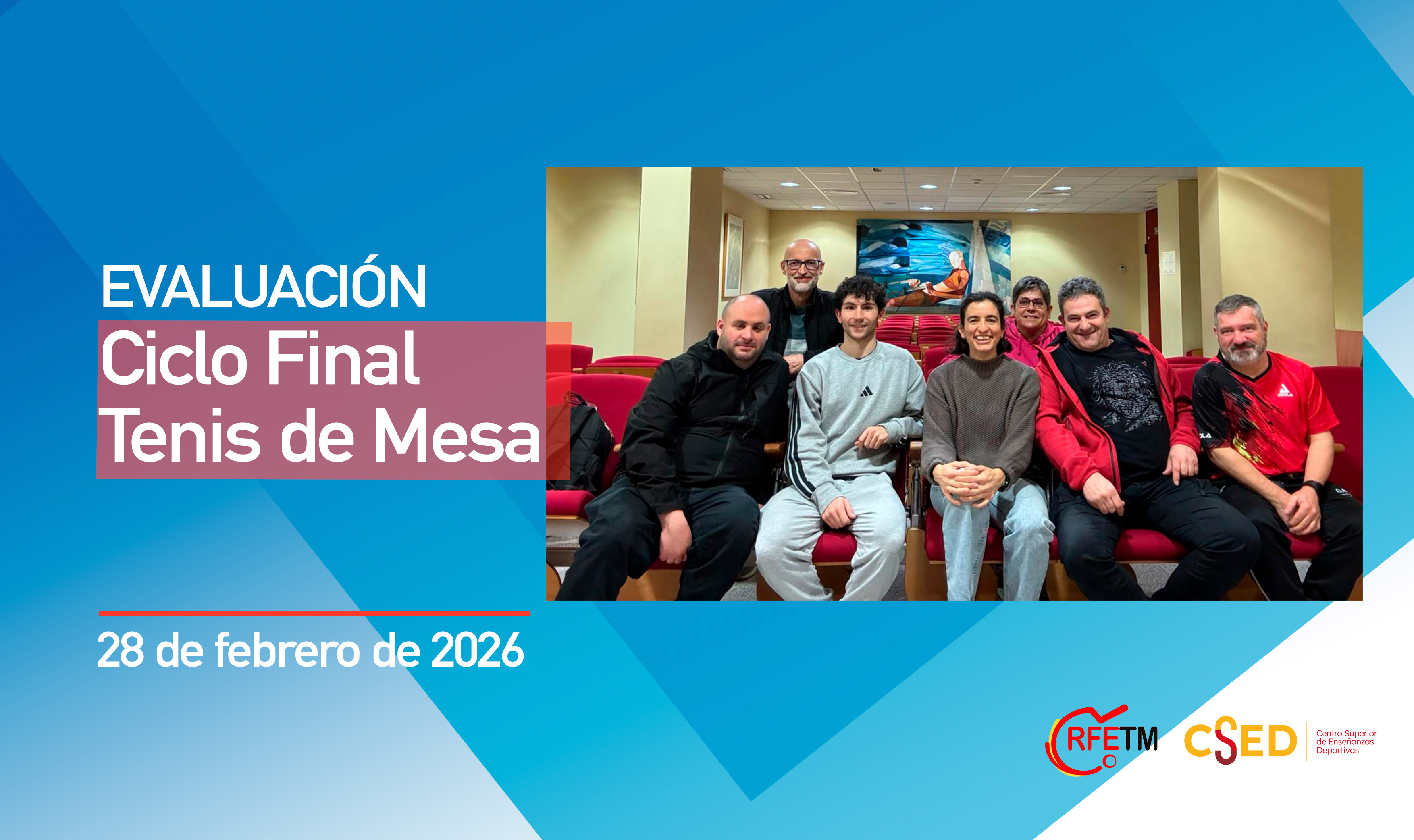 ¡C**Imagen de la evaluación del Ciclo Final de Tenis de Mesa (28 de febrero).** A la derecha, una fotografía de un grupo de siete personas sonrientes sentadas en un salón de actos. A la izquierda, el texto informativo sobre fondo azul. En la esquina inferior, los logotipos de la **RFETM** y el **CS.ed**. 
