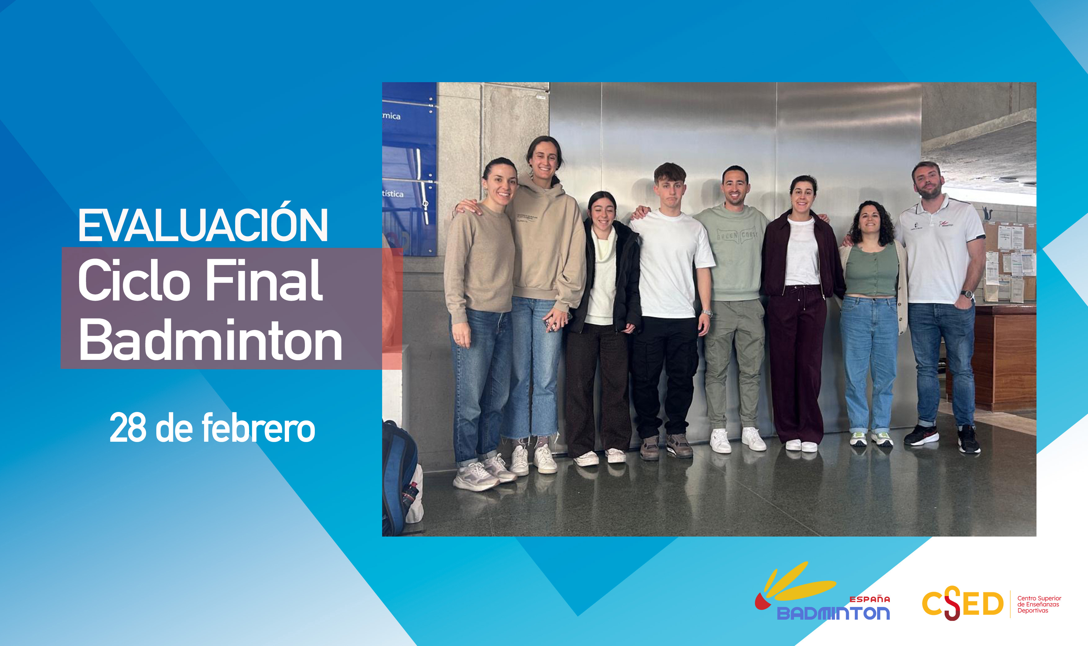 Imagen informativa de la evaluación del Ciclo Final de Bádminton (28 de febrero). A la derecha, una fotografía de un grupo de ocho personas de pie posando en un interior moderno. A la izquierda, el texto del evento sobre fondo azul. En la parte inferior derecha aparecen los logotipos de FESBA (Bádminton España) y el CS.ed.
