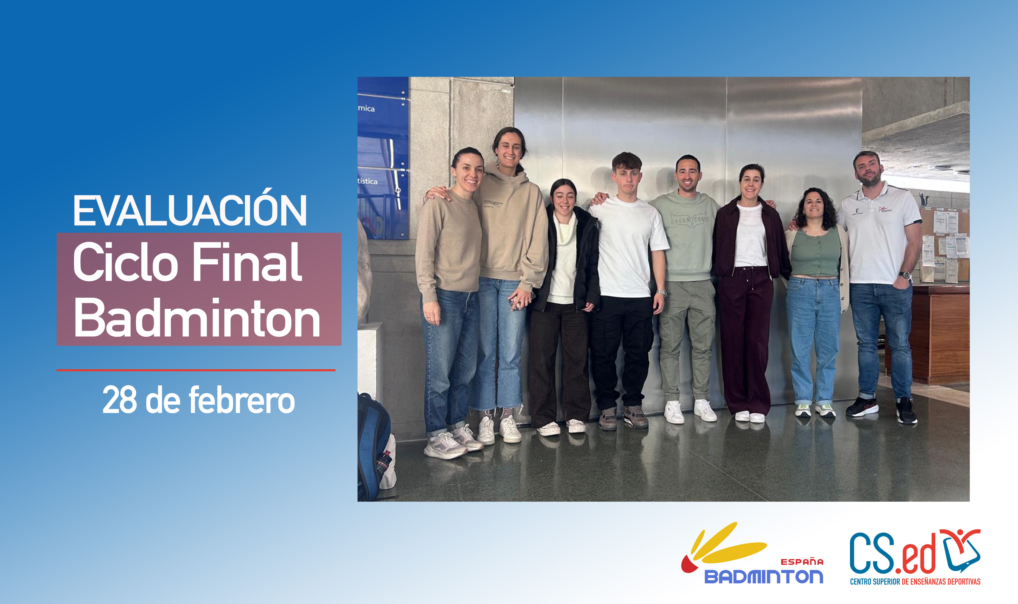 Imagen informativa de la evaluación del Ciclo Final de Bádminton (28 de febrero). A la derecha, una fotografía de un grupo de ocho personas de pie posando en un interior moderno. A la izquierda, el texto del evento sobre fondo azul. En la parte inferior derecha aparecen los logotipos de FESBA (Bádminton España) y el CS.ed.