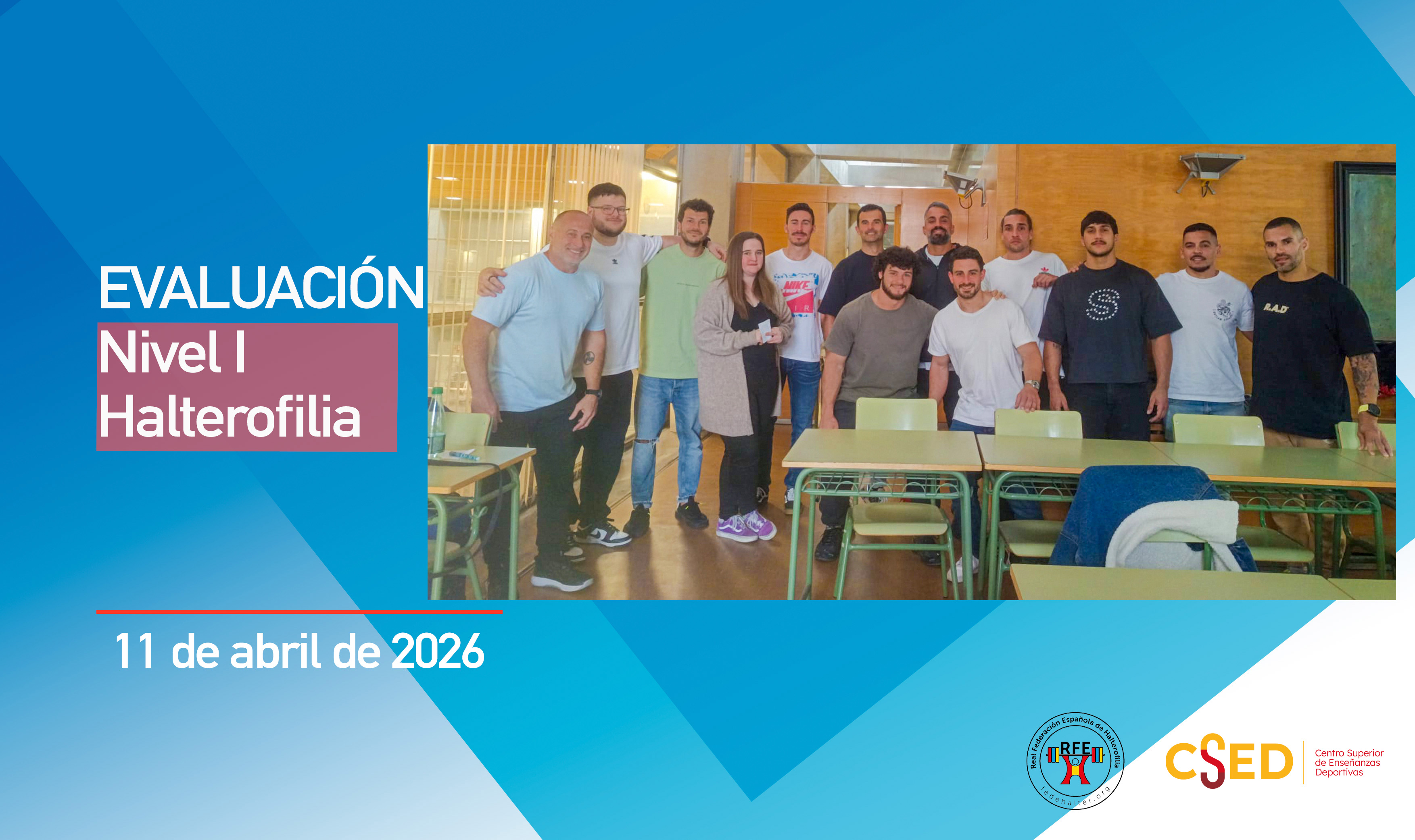 Cartel de la "Evaluación Ciclo Inicial Halterofilia" del 11 de abril. Muestra una foto grupal de los alumnos en un aula junto a los logotipos oficiales de la RFEH y el CSED.