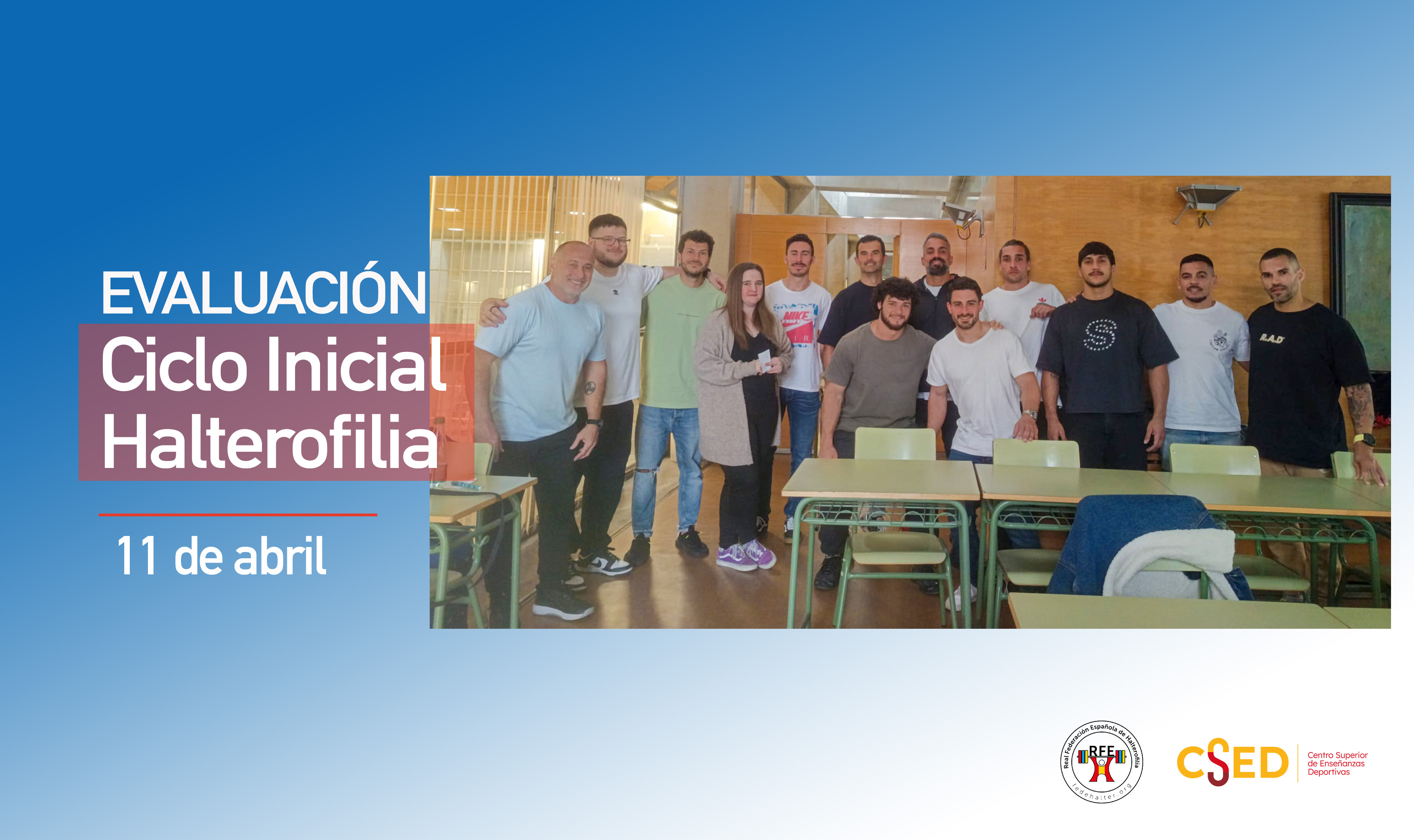 Cartel de la "Evaluación Ciclo Inicial Halterofilia" del 11 de abril. Muestra una foto grupal de los alumnos en un aula junto a los logotipos oficiales de la RFEH y el CSED.