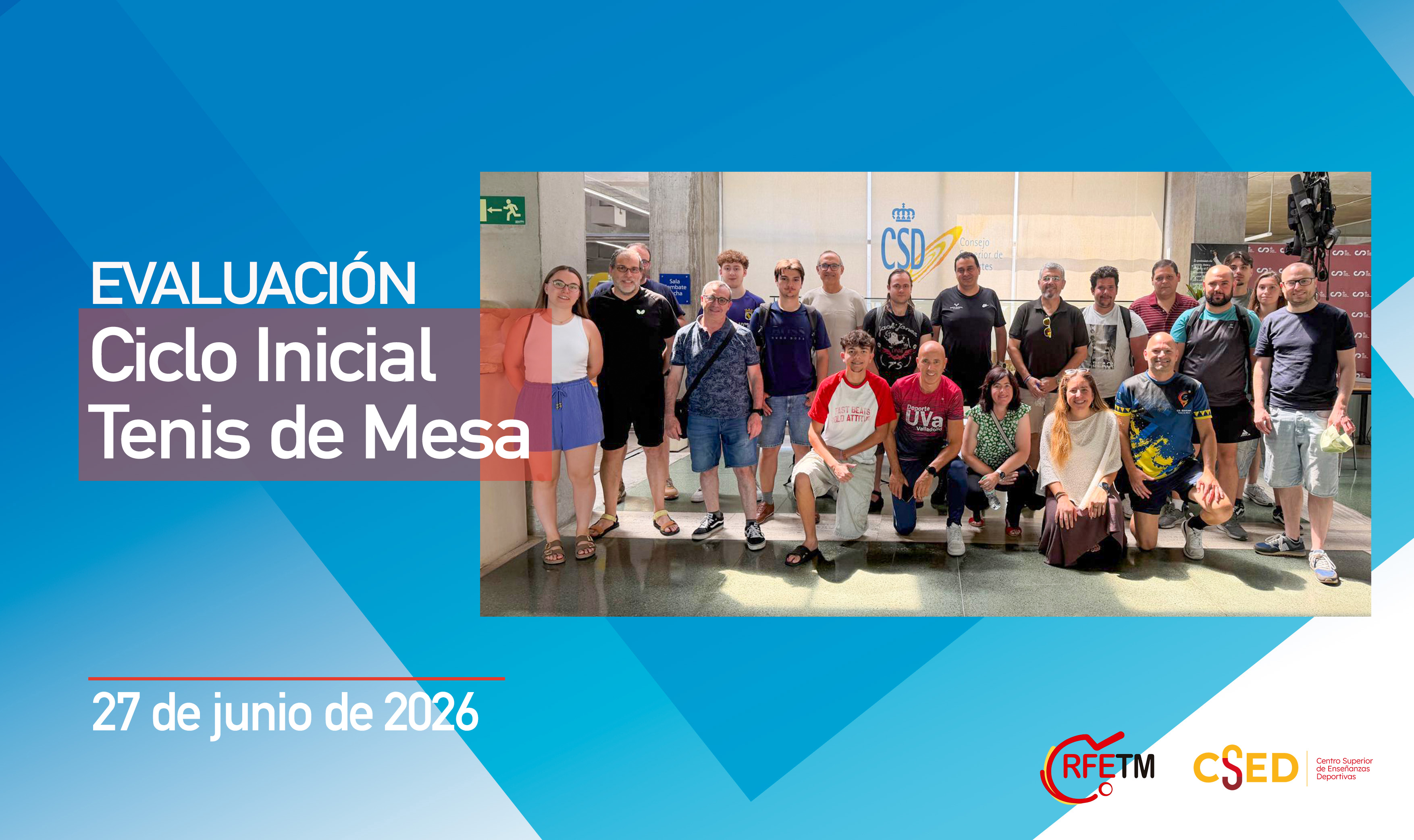 Cartel informativo sobre fondo azul con el texto "EVALUACIÓN Ciclo Inicial Tenis de Mesa. 27 de junio de 2026". Incluye una fotografía grupal de los participantes en las instalaciones del CSD y los logotipos de RFETM y CSED en la esquina inferior derecha.