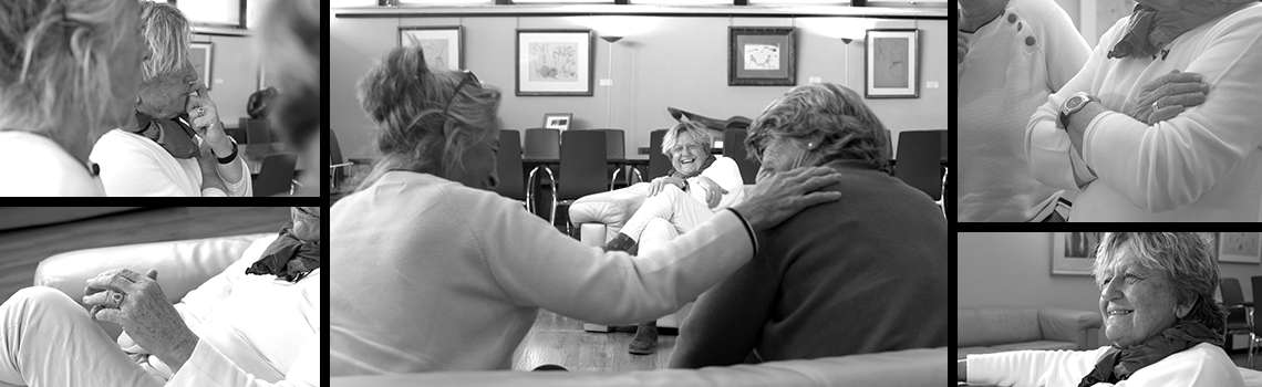 La imagen muestra diferentes imágenes de Cristina Mayo sentada sonriendo, hablando con dos compañeras suyas, y planos mas cerrados de sus manos , para la entrevista de El Legado
