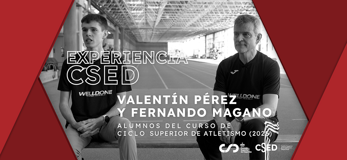 Imagen en blanco y negro de Valentín Pérez y Fernando Magano, alumnos del Ciclo Superior de Atletismo (2025), sentados en una pista de atletismo cubierta. La imagen incluye el título "EXPERIENCIA CSED" y los logotipos del Consejo Superior de Deportes y el CSED.