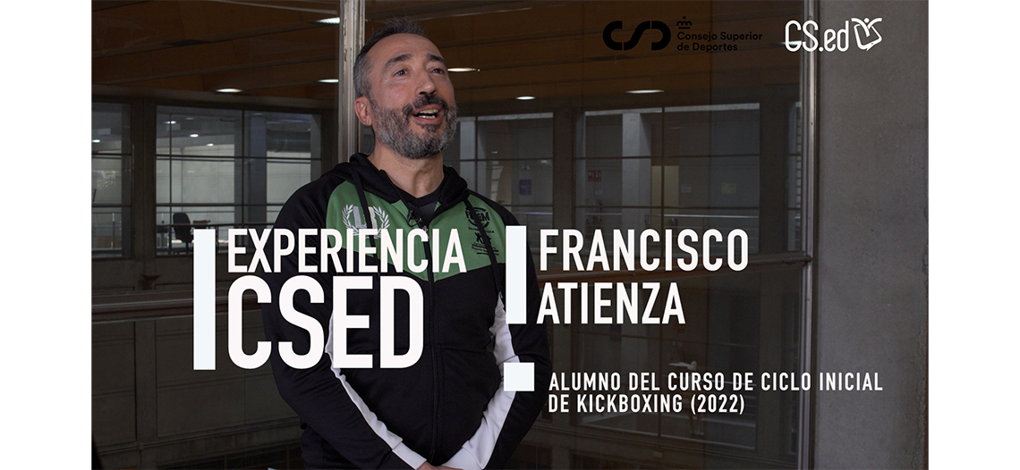 La imagen muestra a un hombre respondiendo a las preguntas de la entrevista