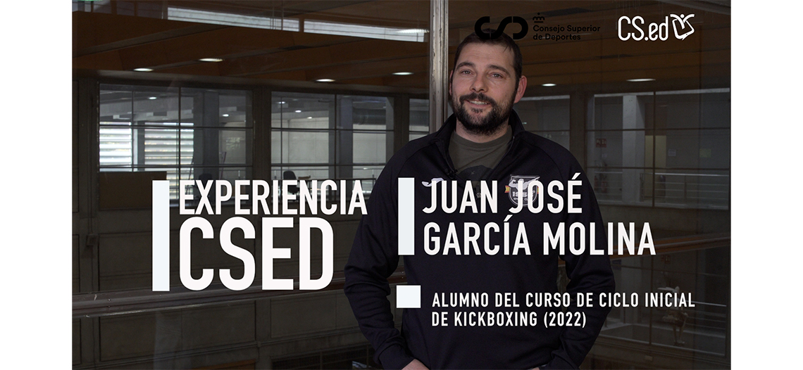 La imagen muestra a un hombre respondiendo a las preguntas de la entrevista