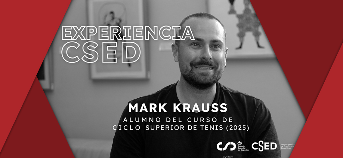 La imagen muestra a un hombre sonriente que es entrevistado para Experiencia CSED, del Centro Superior de Enseñanzas Deportivas