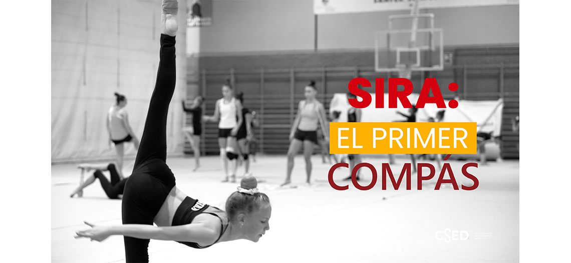 Imagen promocional en blanco y negro con el título "SIRA: EL PRIMER COMPÁS". En primer plano, una joven gimnasta realiza un ejercicio durante un entrenamiento en un pabellón deportivo. Aparece el logotipo de CSED en la esquina inferior derecha